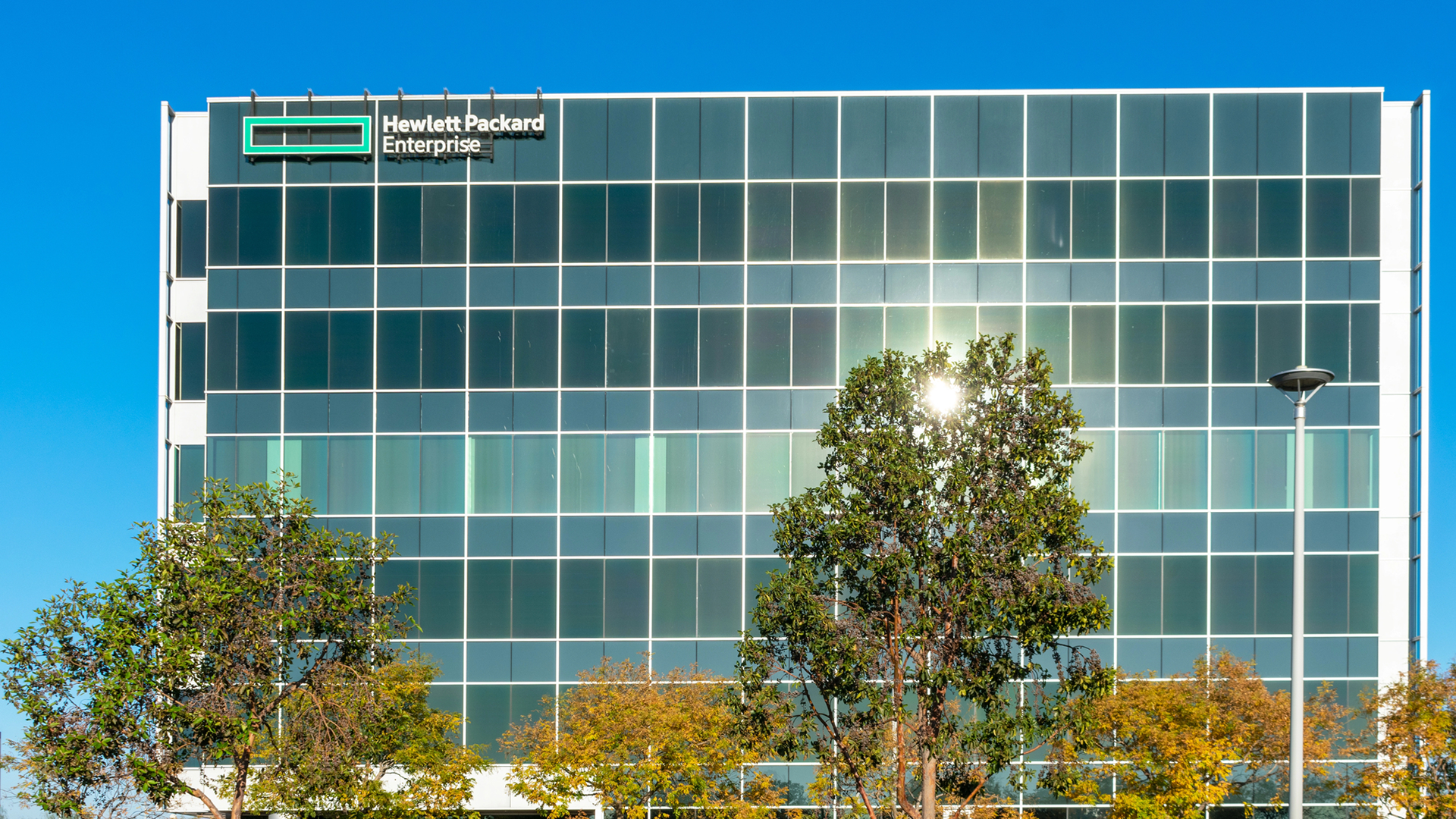 HPE Q2 FY 2025 Revenue Tops Estimates on Server and Cloud Gains