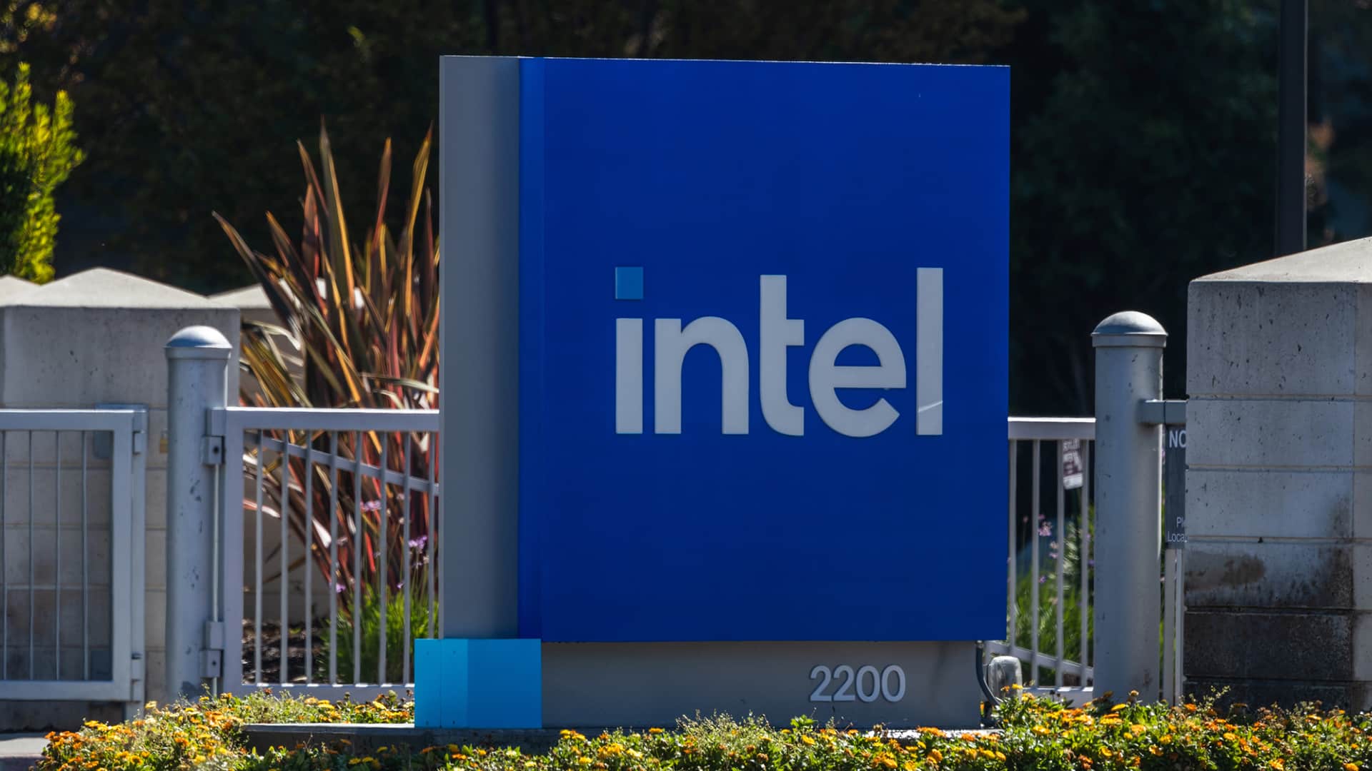 Intel Q4 FY 2025 AI PC Ramp Meets Supply Constraints