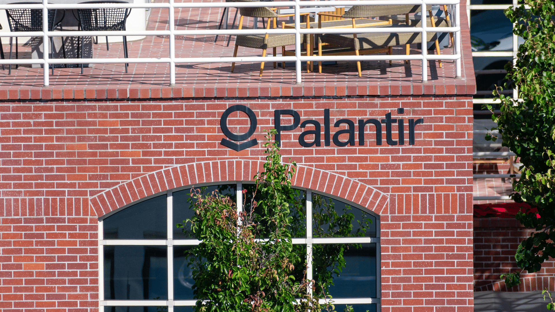 Palantir Q1 FY 2026 Revenue Beats Estimates, US Demand Drives Outlook Raise